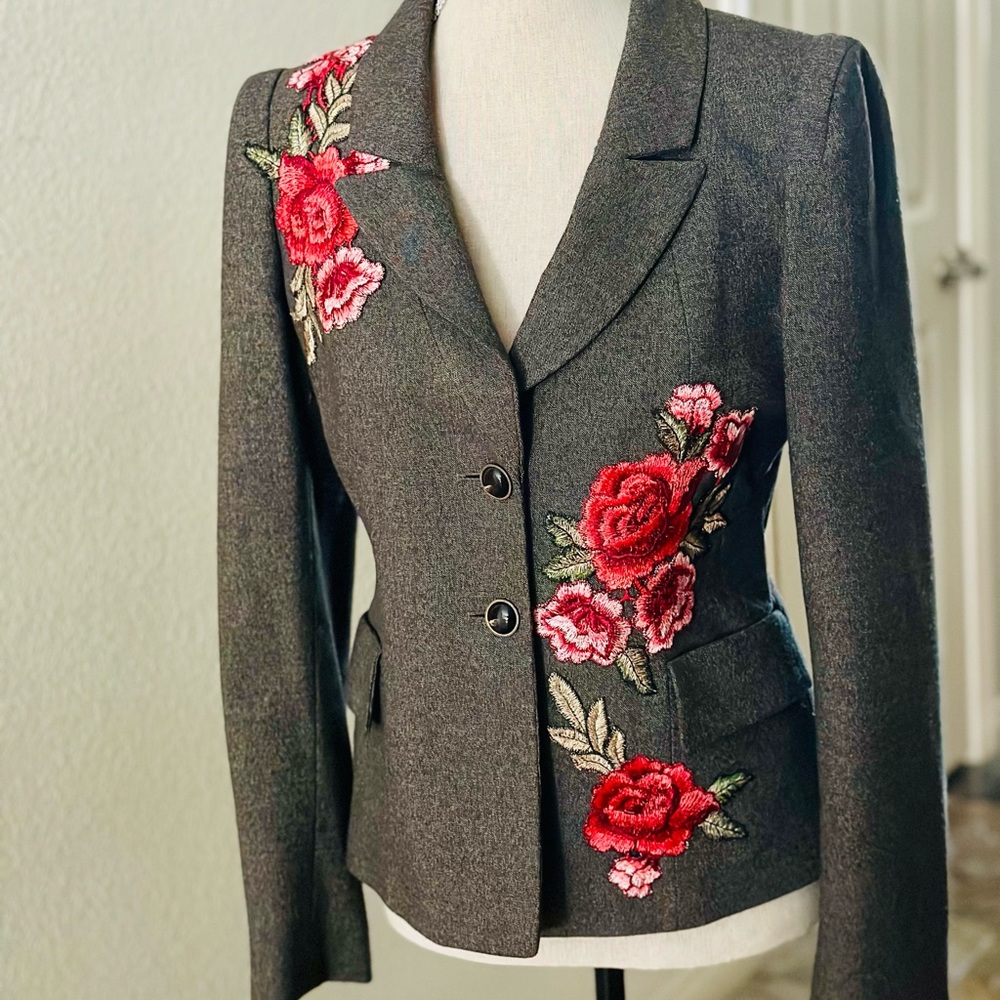 Designer Antonio Melani blazer w/red & rose roses